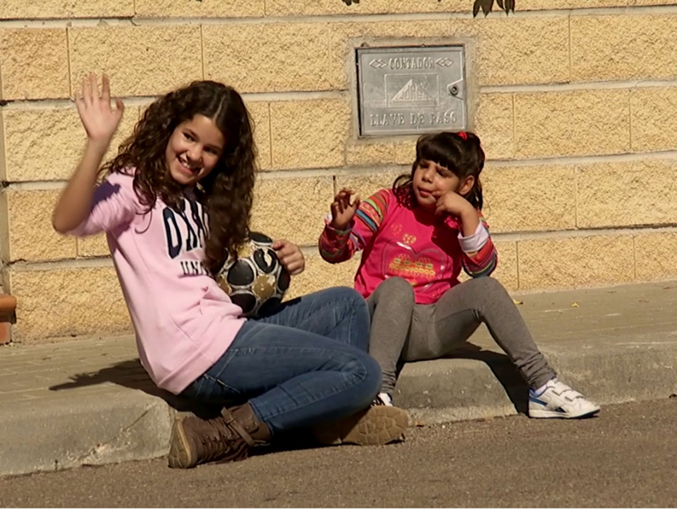 Ángela y Sara, protagonistas del primer programa de la serie