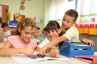 Estudiante afiliada en su aula en una escuela ordinaria