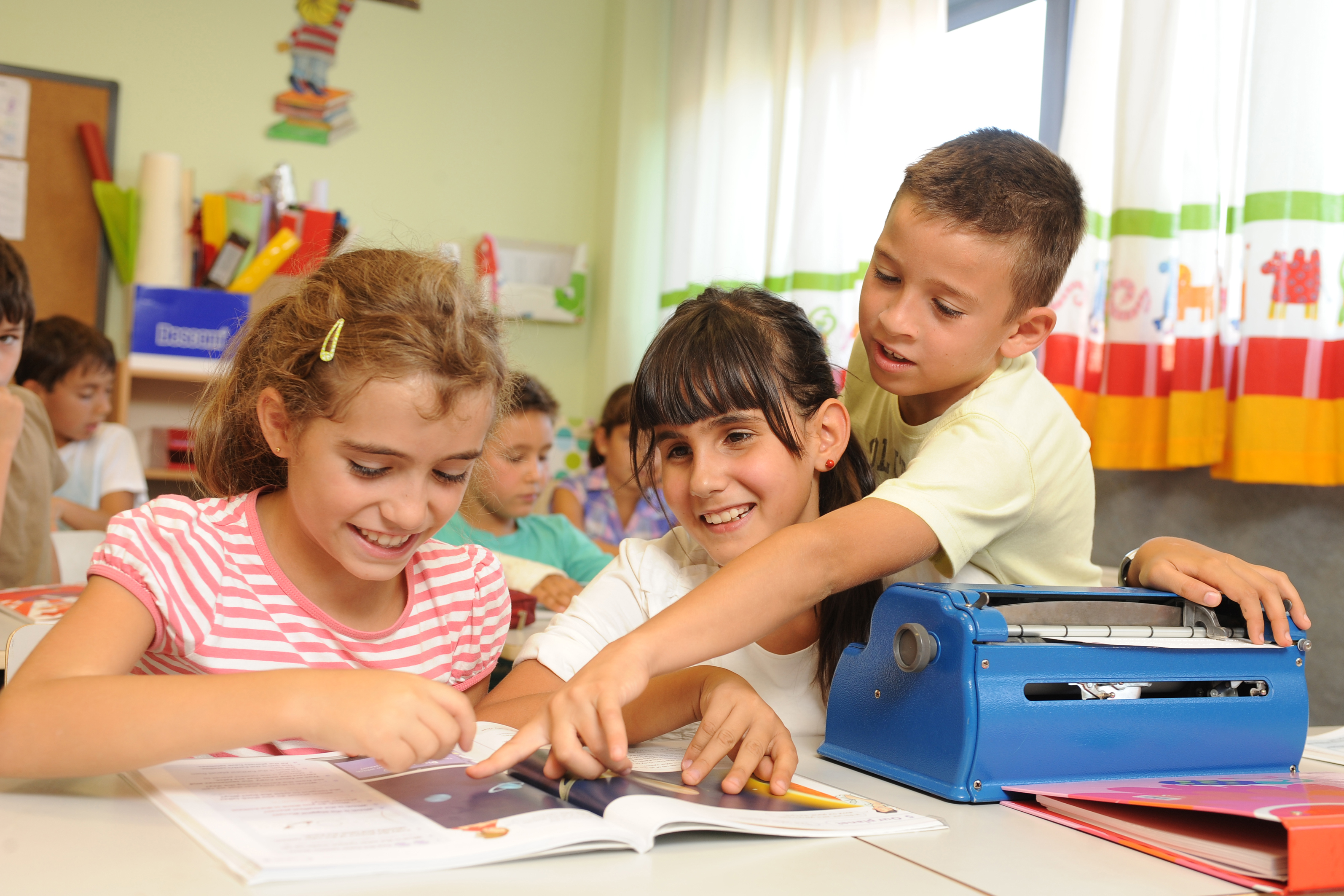 Estudiante afiliada en su aula en una escuela ordinaria