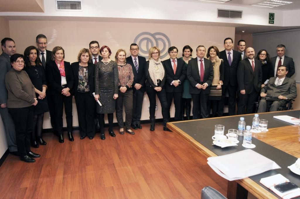 Foto de familia de la visita de los parlamentarios a Fundación ONCE