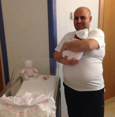 Francisco Zazo con su hija, recién nacida, en brazos