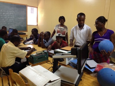 Aprendiendo a utilizar todo el material adaptado (pautas, regletas, ábacos, telelupas...)