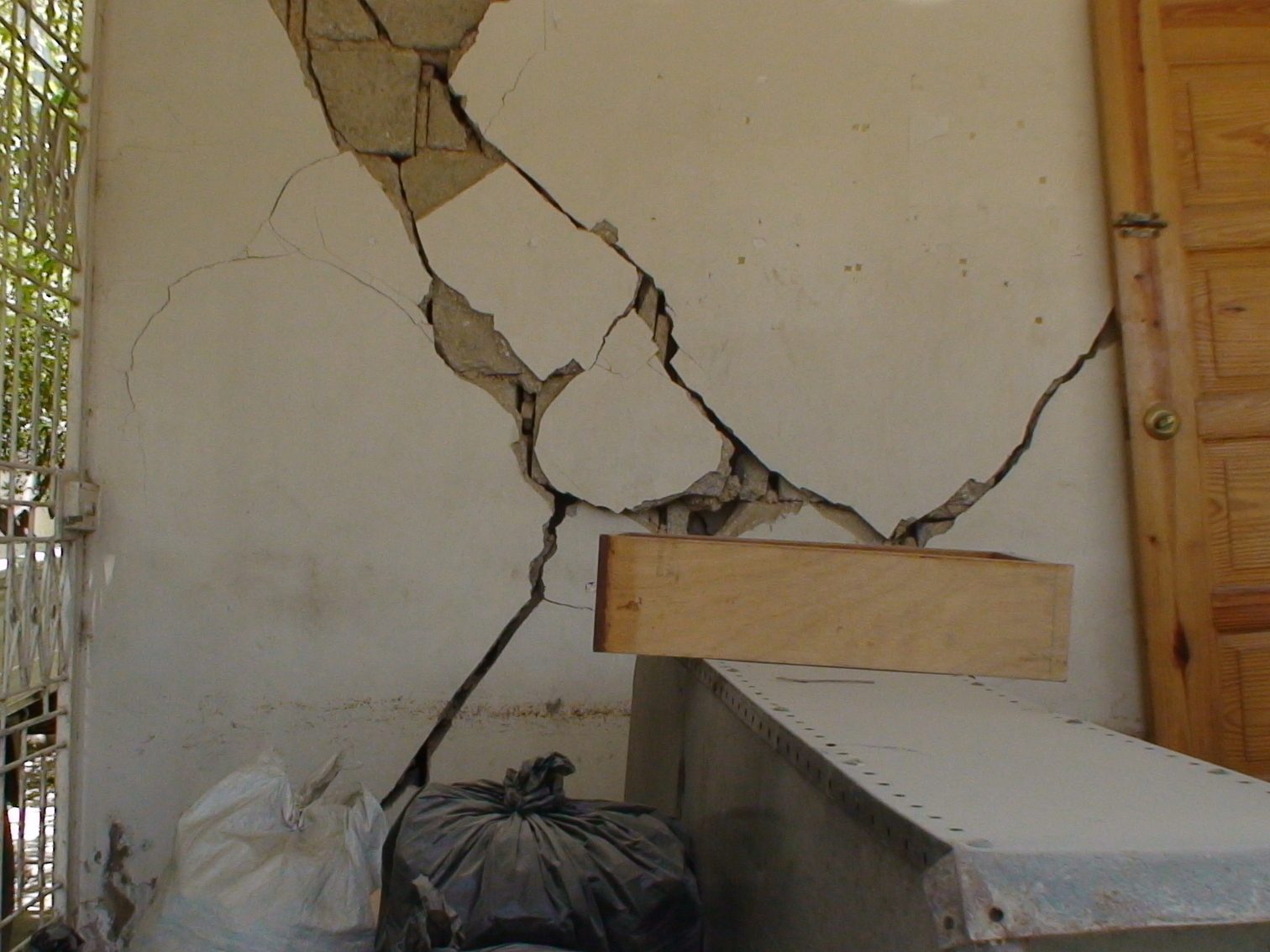 Daños ocasionados por el terremoto en la sede de la SHAA