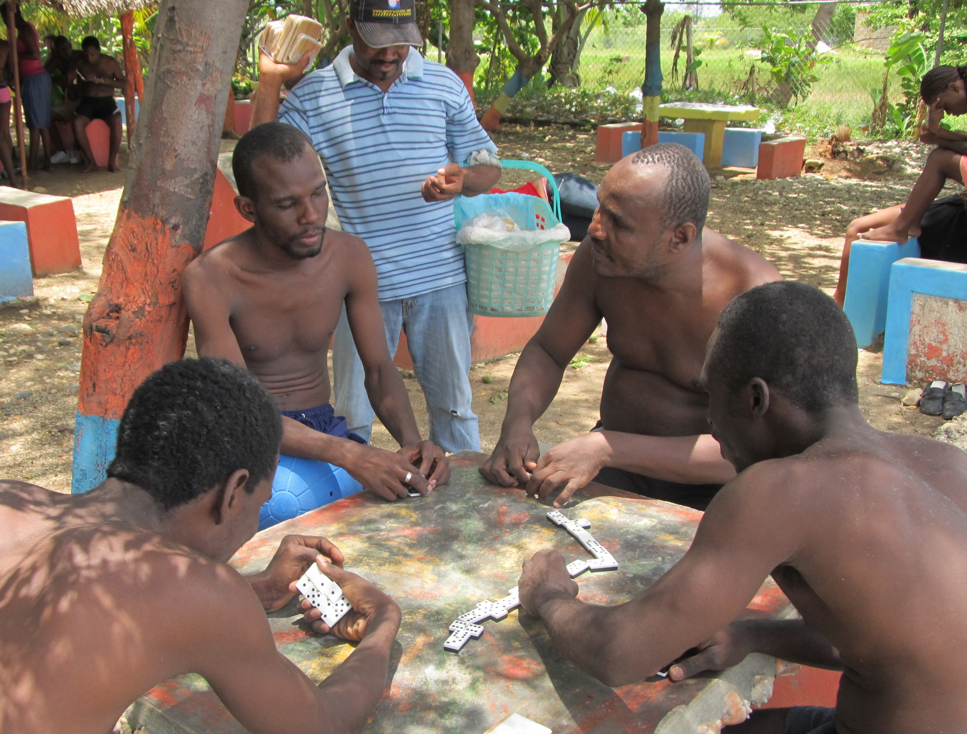 Echando una partida de dominó "a ciegas" con fichas adaptadas