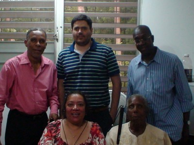 Fernando Iglesias (en el centro) junto a Michel Pean (a la izquierda) y técnicos de la SHAA