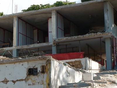 Imagen de la fachada exterior de la sede de la SHAA totalmente destruída por el terremoto