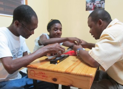 Instructor de la SHAA explicando a los afiliados el manejo de los relojes parlantes