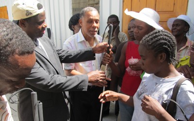 Michel Pean repartiendo bastones blancos