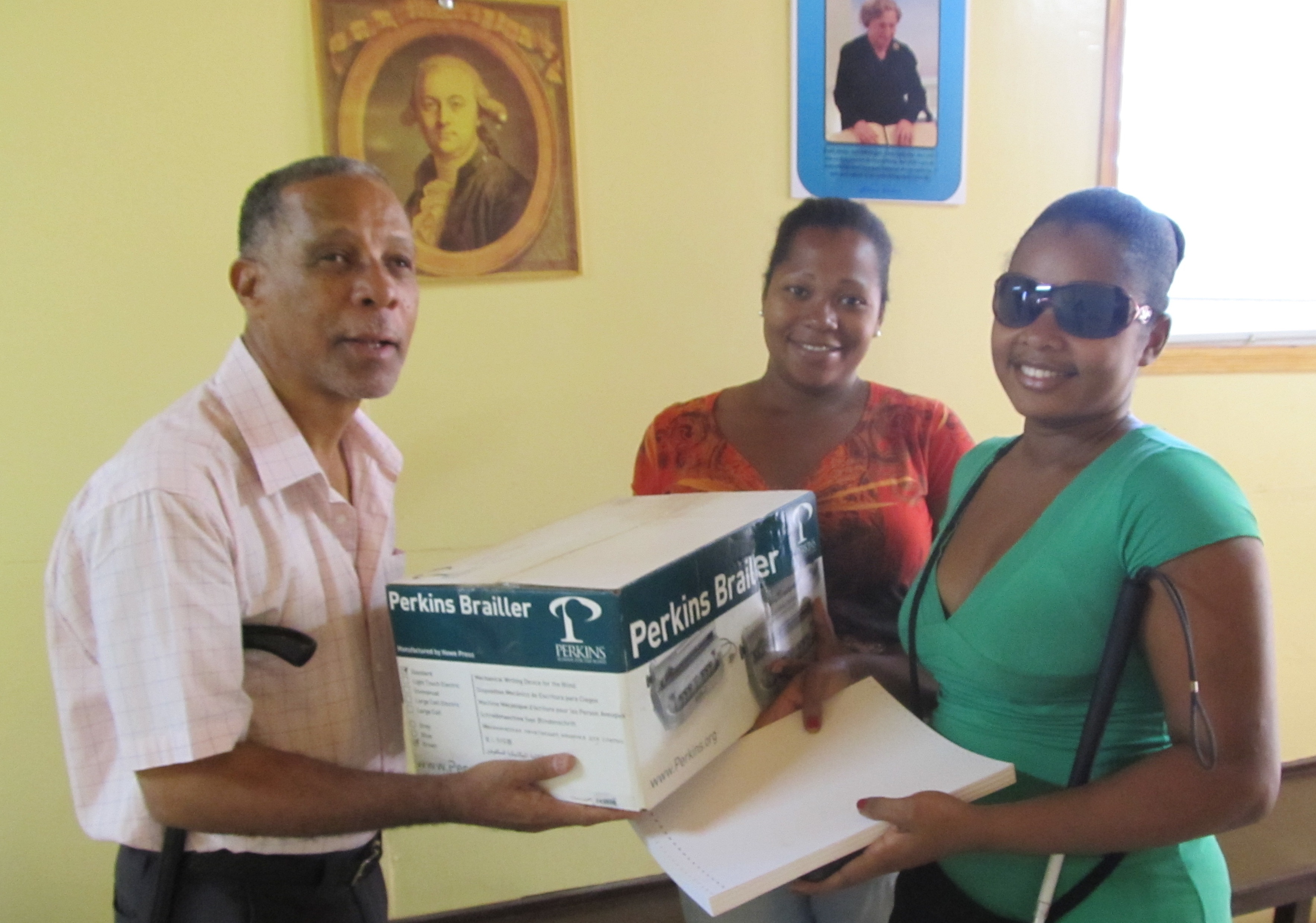 Michel Pean repartiendo máquinas Perkins