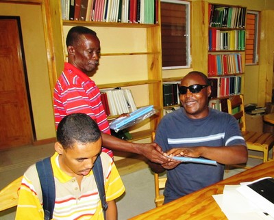 Repartiendo material donado por el CIDAT entre los afiliados de la SHAA