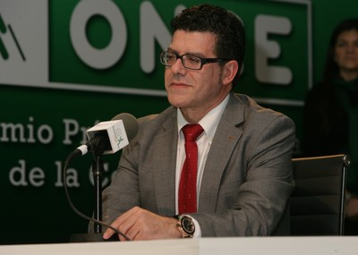 Diego Sayago, presidente del Comité Intercentros, recoge el premio a Fernando Fernández, mejor vendedor de la D.T. de Galicia (vendedor en Vigo)