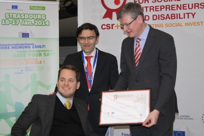 Gregor Demblin, a la izquierda, junto a Alberto Durán y Lázló Andor, en la entrega del premio europeo para el Emprendimiento Social y la Discapacidad