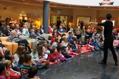 Jornada Intergeneracional "Disfrutando como niños" en la residencia de Personalia de Parla (Madrid)