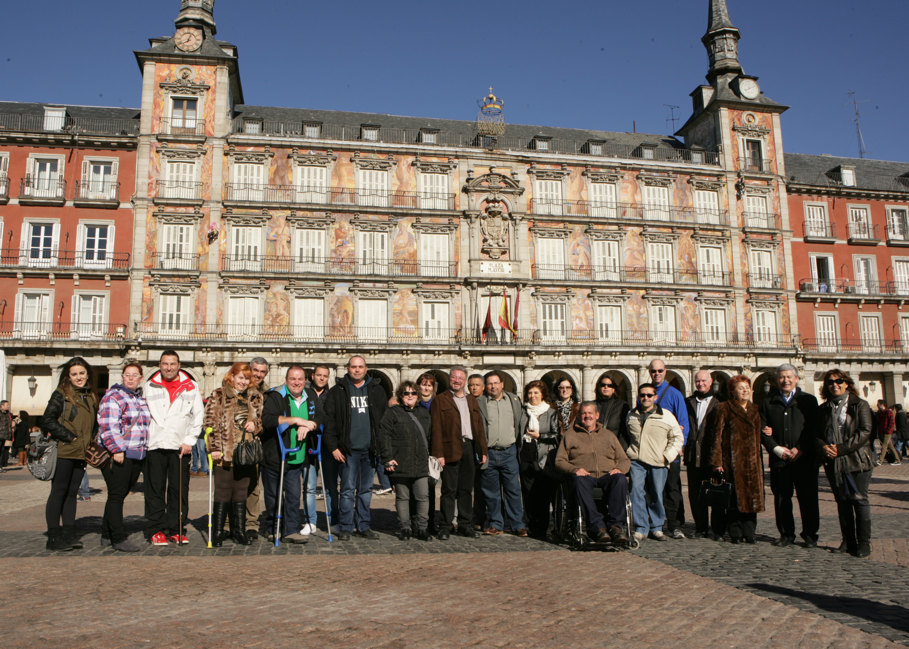 Los vendedores y sus acompañantes visitan la Plaza Mayor de Madrid