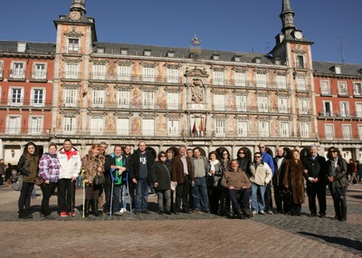 Los vendedores y sus acompañantes visitan la Plaza Mayor de Madrid