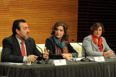 Miguel Carballeda (izquierda), junto a Ana Botella y Paz González