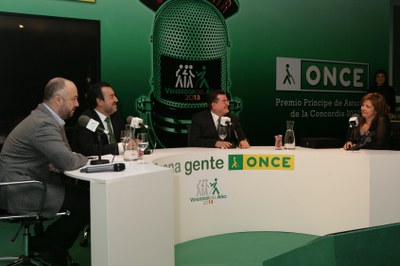 Momento de la gala, con entrevista a la vendedora galardonada por Aragón 