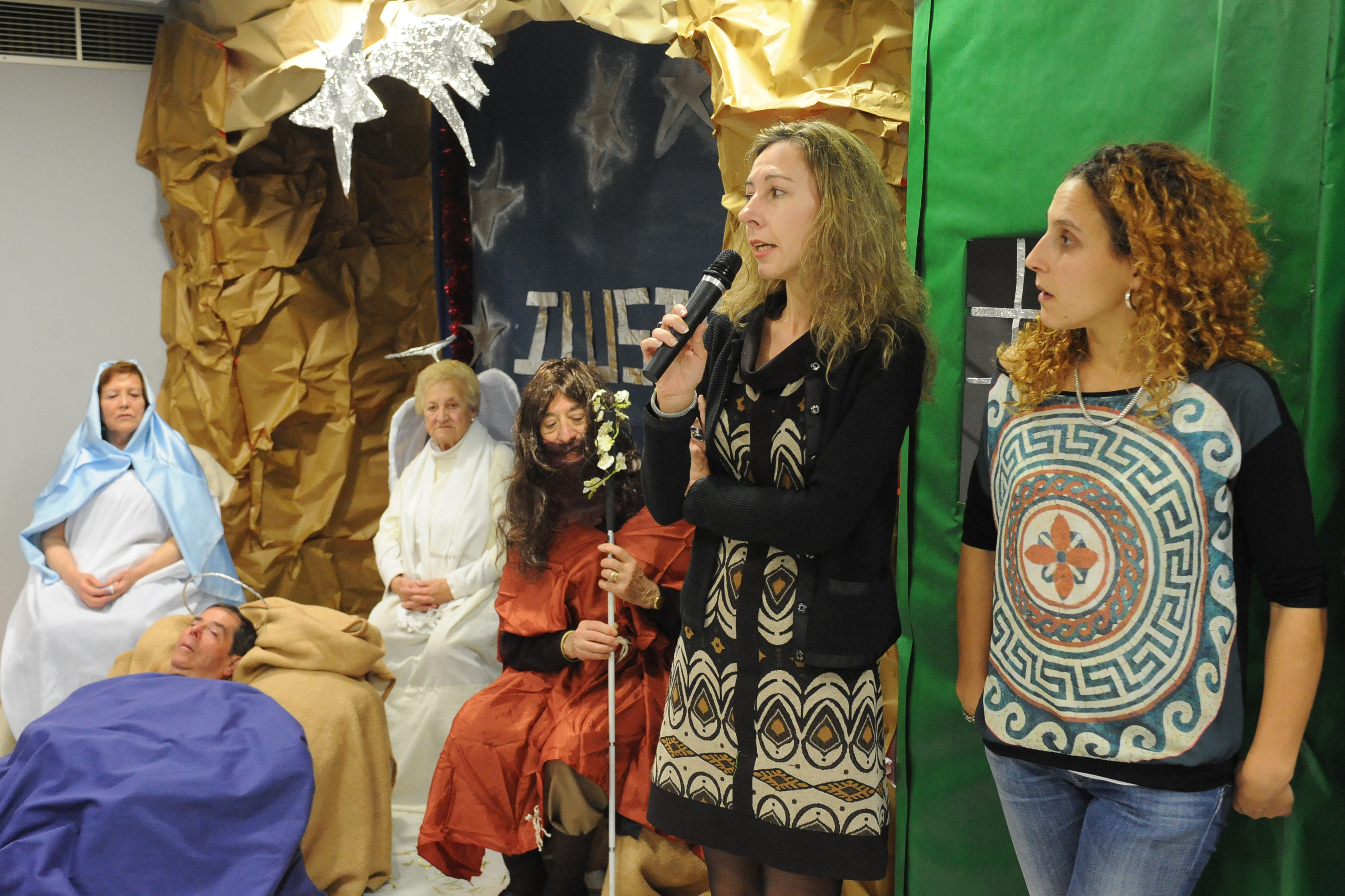 Patricia Sanz presentando las novedades del Programa Navidad en Familia 2013 ante el grupo de mayores que viajaron a Almuñécar
