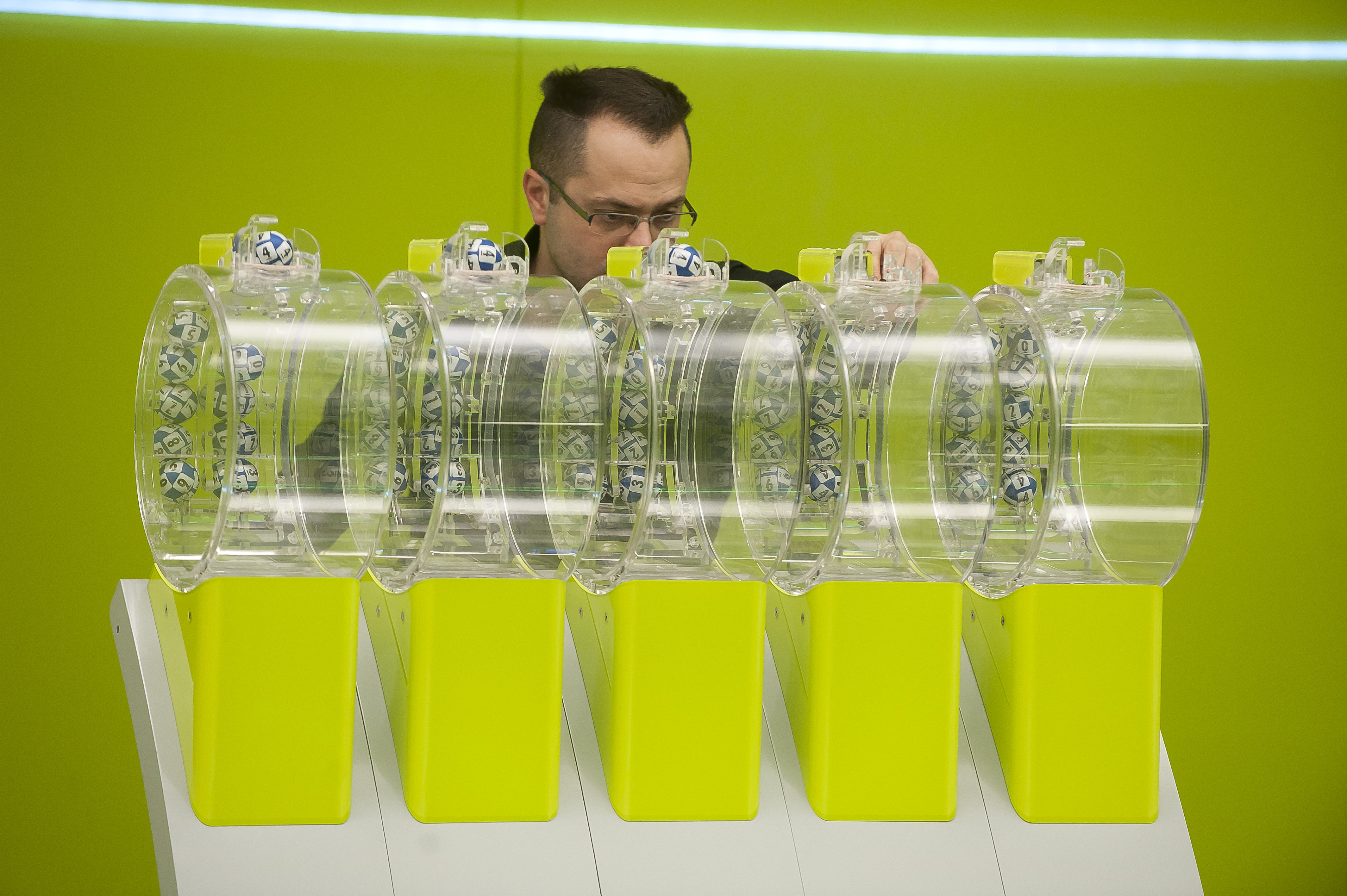 Preparación de los bombos para un sorteo