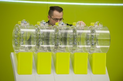 Preparación de los bombos para un sorteo