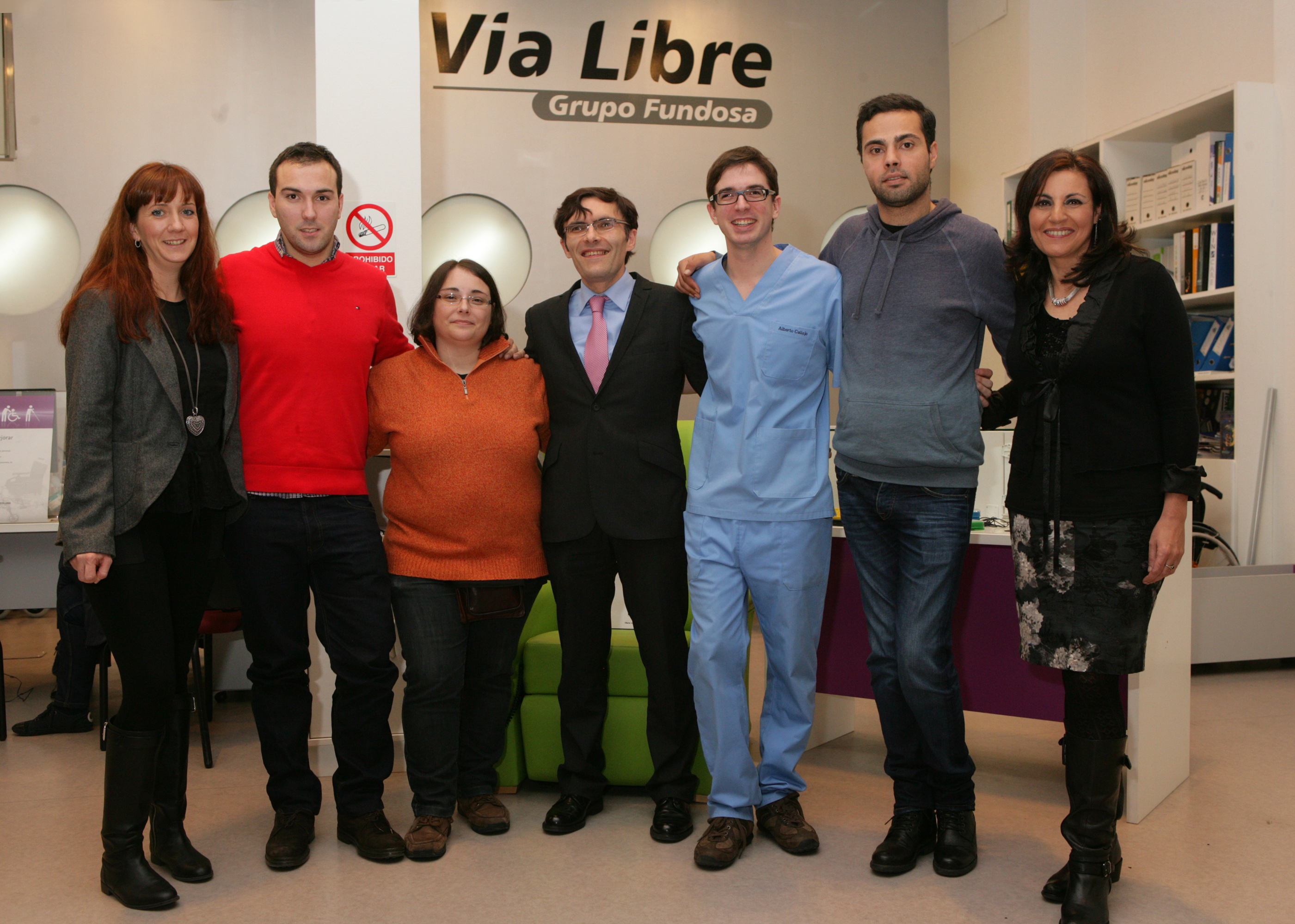 Álberto Durán, en el centro, junto a un grupo de seis jóvenes trabajadores de distintas empresas de la ONCE y su Fundación