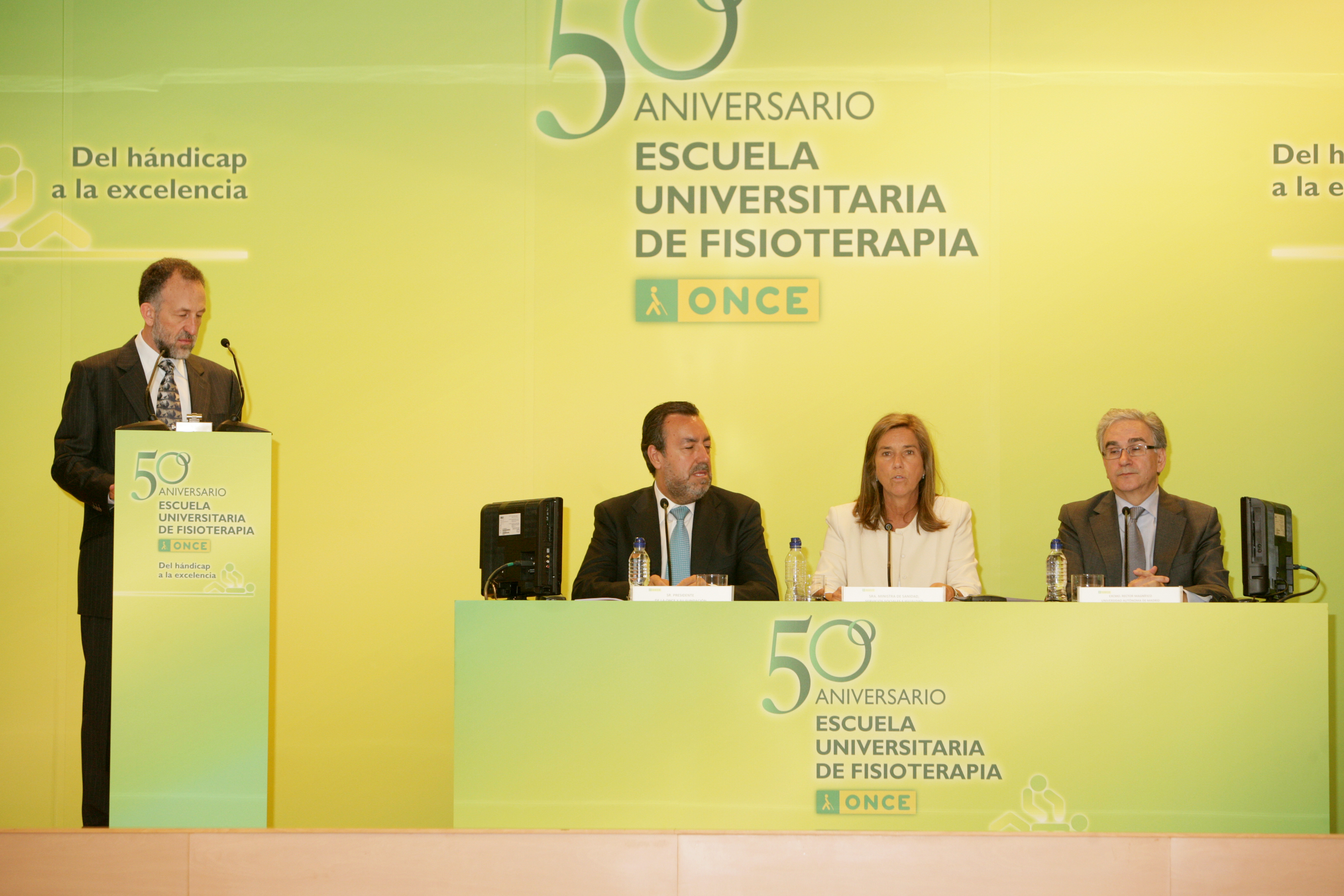 En la mesa, de izda. a dcha., Miguel Carballeda, Ana Mato y José M. Sanz. En el atril, Javier Sainz de Murieta