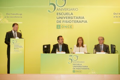 En la mesa, de izda. a dcha., Miguel Carballeda, Ana Mato y José M. Sanz. En el atril, Javier Sainz de Murieta