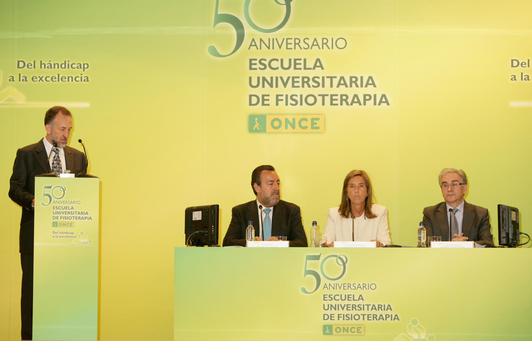 En la mesa, de izda. a dcha., Miguel Carballeda, Ana Mato y José M. Sanz. En el atril, Javier Sainz de Murieta