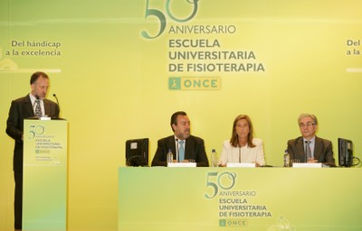 En la mesa, de izda. a dcha., Miguel Carballeda, Ana Mato y José M. Sanz. En el atril, Javier Sainz de Murieta