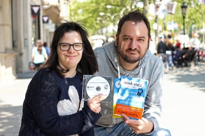 Anna Vives junto a Francesc Miralles, colaborador del libro de Anna. 