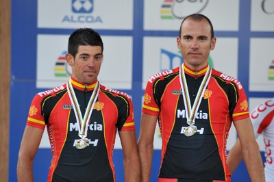Ignacio Ávila y Joan Font con la medalla de plata lograda en el Mundial en Carretera