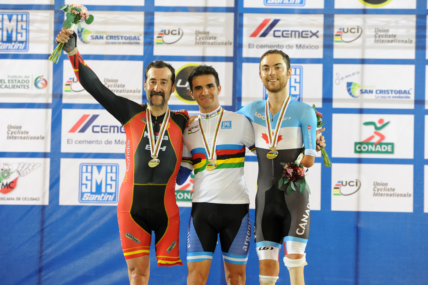 Juanjo Méndez en el podio con su medalla de plata