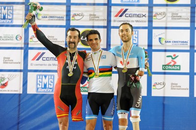 Juanjo Méndez en el podio con su medalla de plata