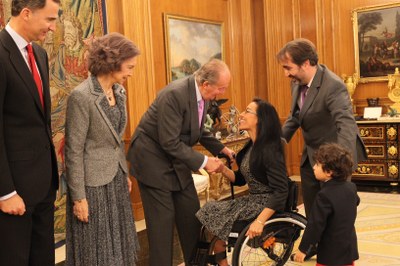 Teresa Perales, acompañada de su marido y su hijo, recibe el afectuoso saludo de el rey Juan Carlos, acompañado ( de izquierda a derecha) por el príncipe Felipe y la reina doña Sofía. Teresa Perales, acompañada de su marido y su hijo, recibe el afectuoso saludo de el rey Juan Carlos, acompañado ( de izquierda a derecha) por el príncipe Felipe y la reina doña Sofía.