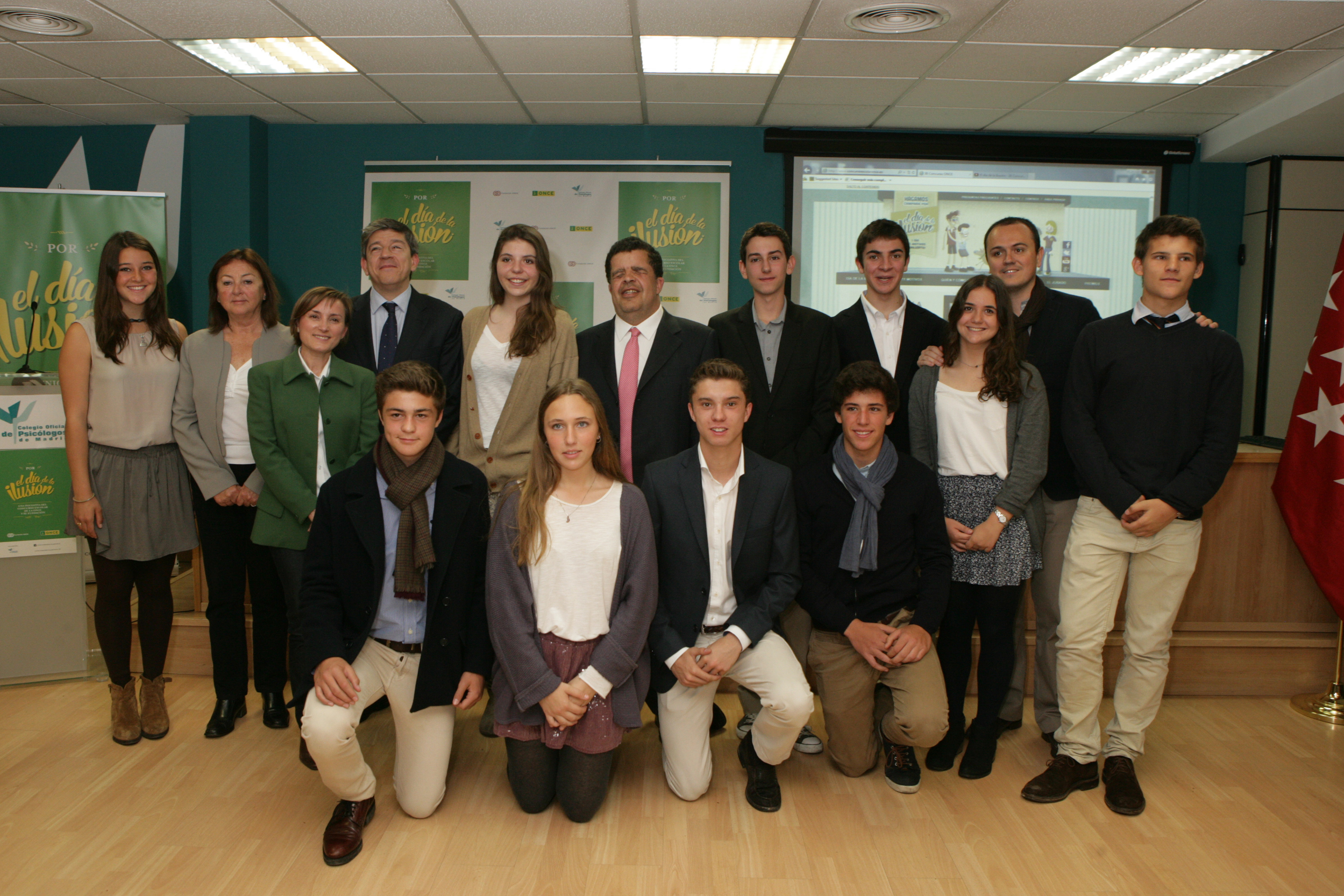 Jóvenes, profesores, responsables de la ONCE y del Colegio de Psicólogos de Madrid, durante el acto de presentación