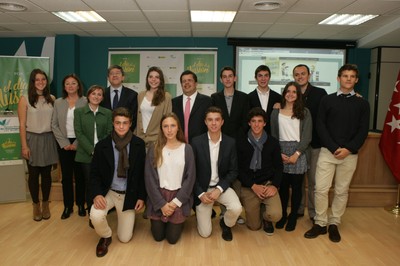 Jóvenes, profesores, responsables de la ONCE y del Colegio de Psicólogos de Madrid, durante el acto de presentación Jóvenes, profesores, responsables de la ONCE y del Colegio de Psicólogos de Madrid, durante el acto de presentación