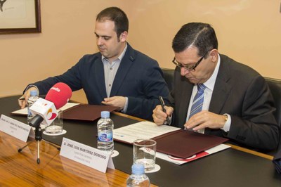 Jorge Francisco Martín y José Luis Martínez Donoso durante la firma del convenio