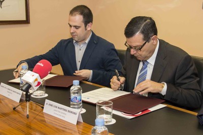 Jorge Francisco Martín y José Luis Martínez Donoso durante la firma del convenio