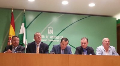 Patricio Cárceles, (segundo por la izquierda) en la mesa de presentación del convenio