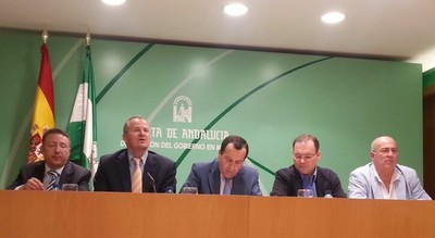 Patricio Cárceles, (segundo por la izquierda) en la mesa de presentación del convenio
