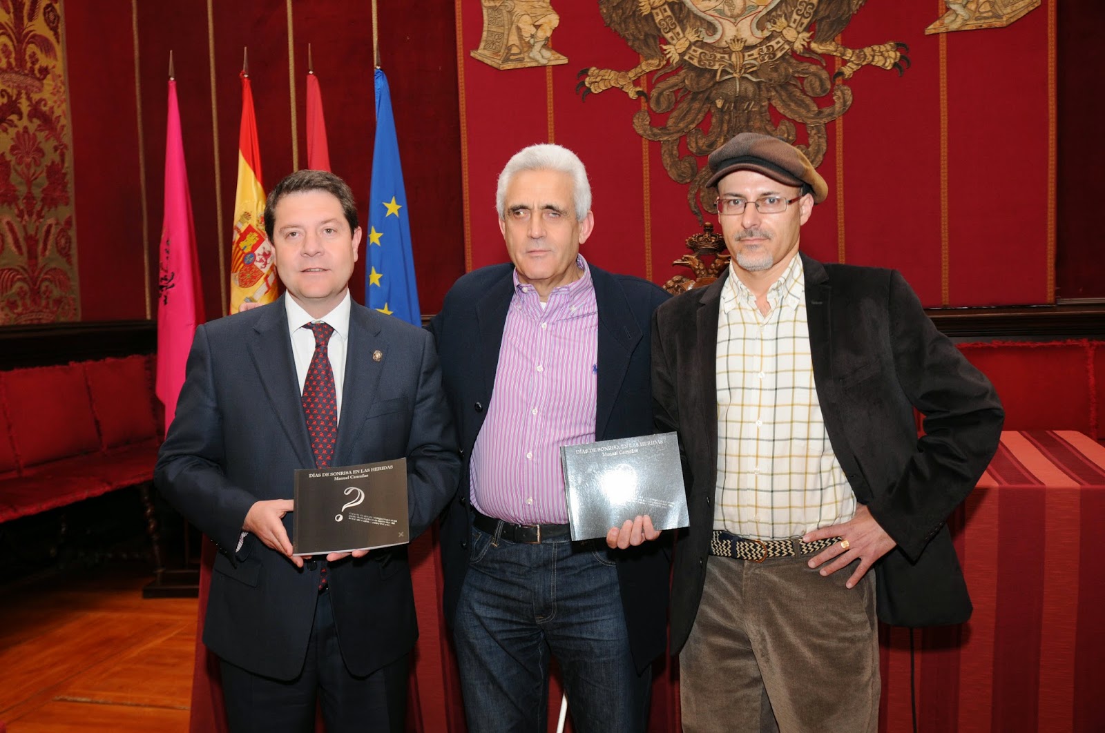 El autor, flanqueado por el alcalde de Toledo, García-Paje (a la izquierda), y Jesús Muñoz, de Editorial Ledoira