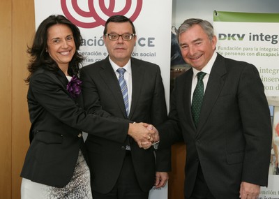  De izquierda a derecha: Cristina González, José Luis Martínez Donoso y Javier Vega de Seoane.