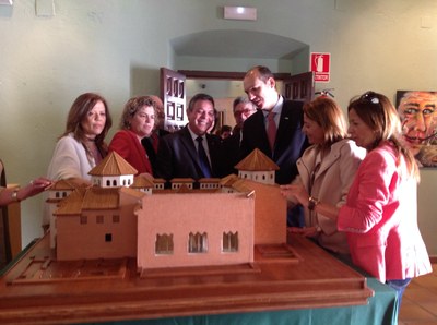 Contemplando una de las maquetas de la Exposición Itinerante del Tiflológico en Cáceres.jpg