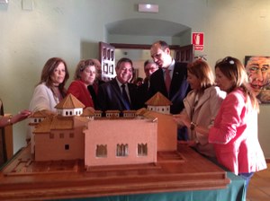 Contemplando una de las maquetas de la Exposición Itinerante del Tiflológico en Cáceres.jpg