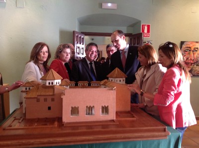 Contemplando una de las maquetas de la Exposición Itinerante del Tiflológico en Cáceres.jpg