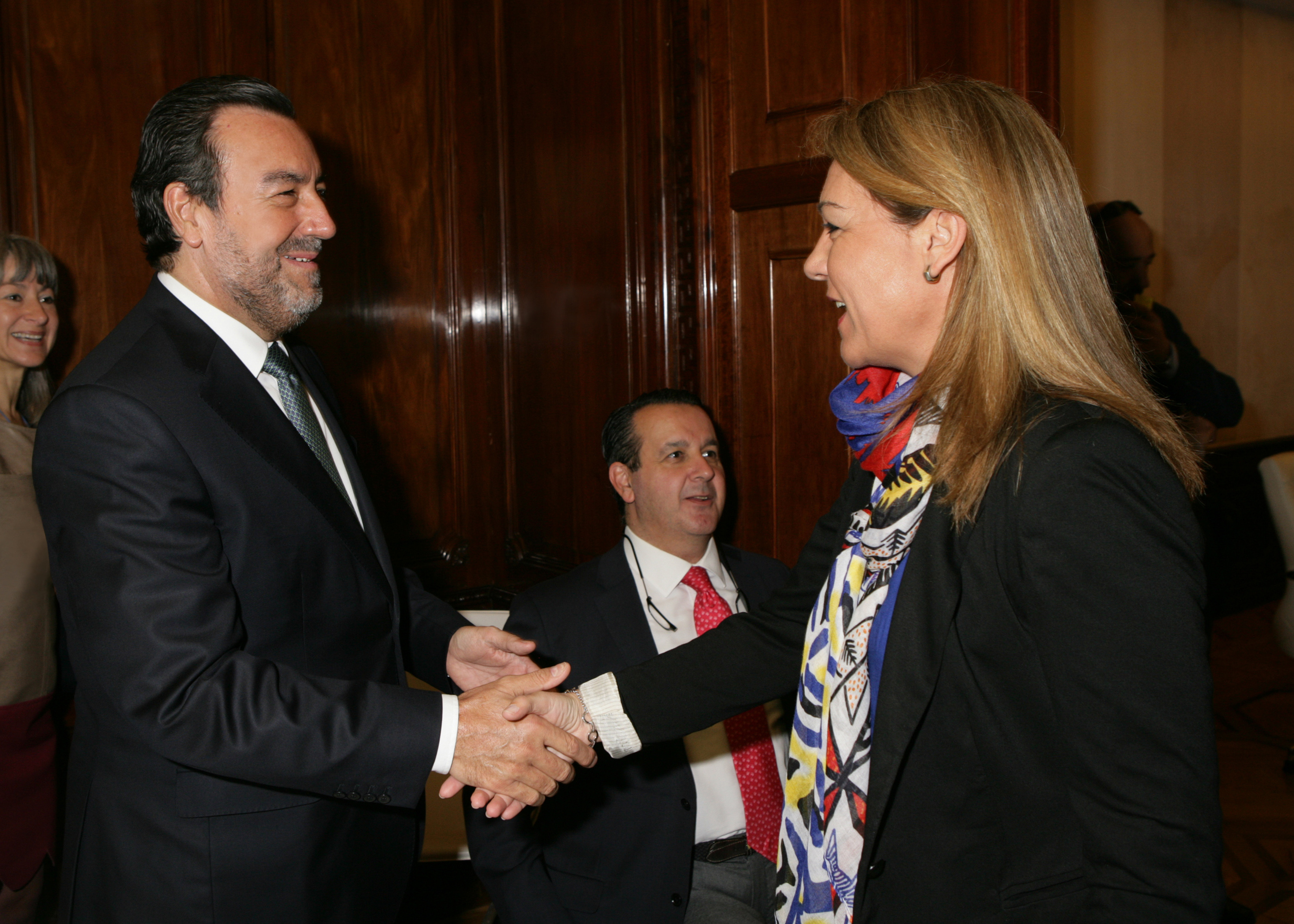 Miguel Carballeda (a la izquierda) saluda a Susana Camarero a su llegada a la sede de la Secretaría de Estado