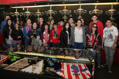 Todo el grupo posa con la vitrina de trofeos a sus espaldas en el Museo del "Vicente Calderón"