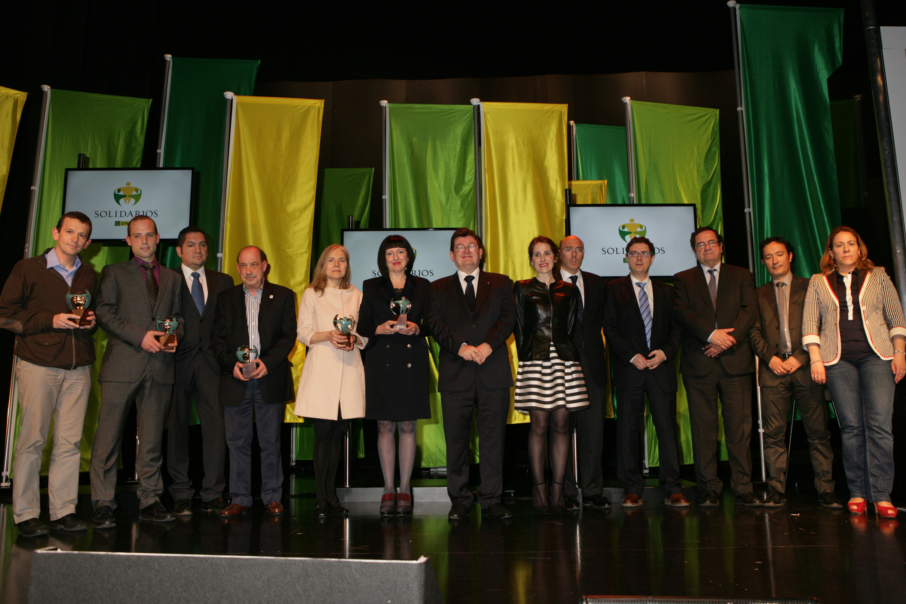 Todos los galardonados con los Premios Solidarios ONCE Euskadi, acompañados (en el centro de la imagen) por Ángel Sánchez