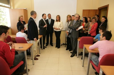 En un aula, alumnos y visitantes