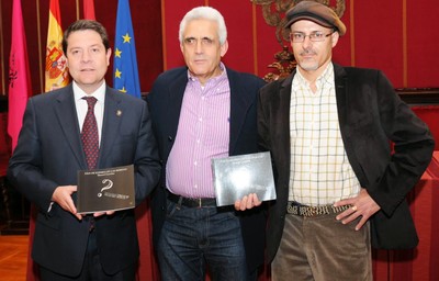 El autor, flanqueado por el alcalde de Toledo, García-Paje (a la izquierda), y Jesús Muñoz, de Editorial Ledoira
